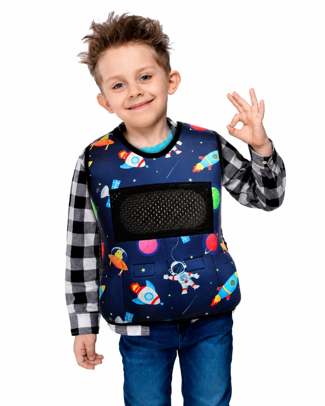Niño con chaleco de peso azul con estampado de cohetes, planetas y astronautas