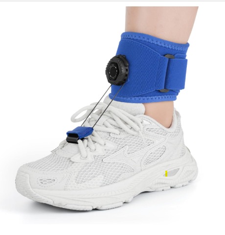 Soporte antiequino azul alrededor del tobillo, con rueda de regulación y conexión a los cordones de una zapatilla